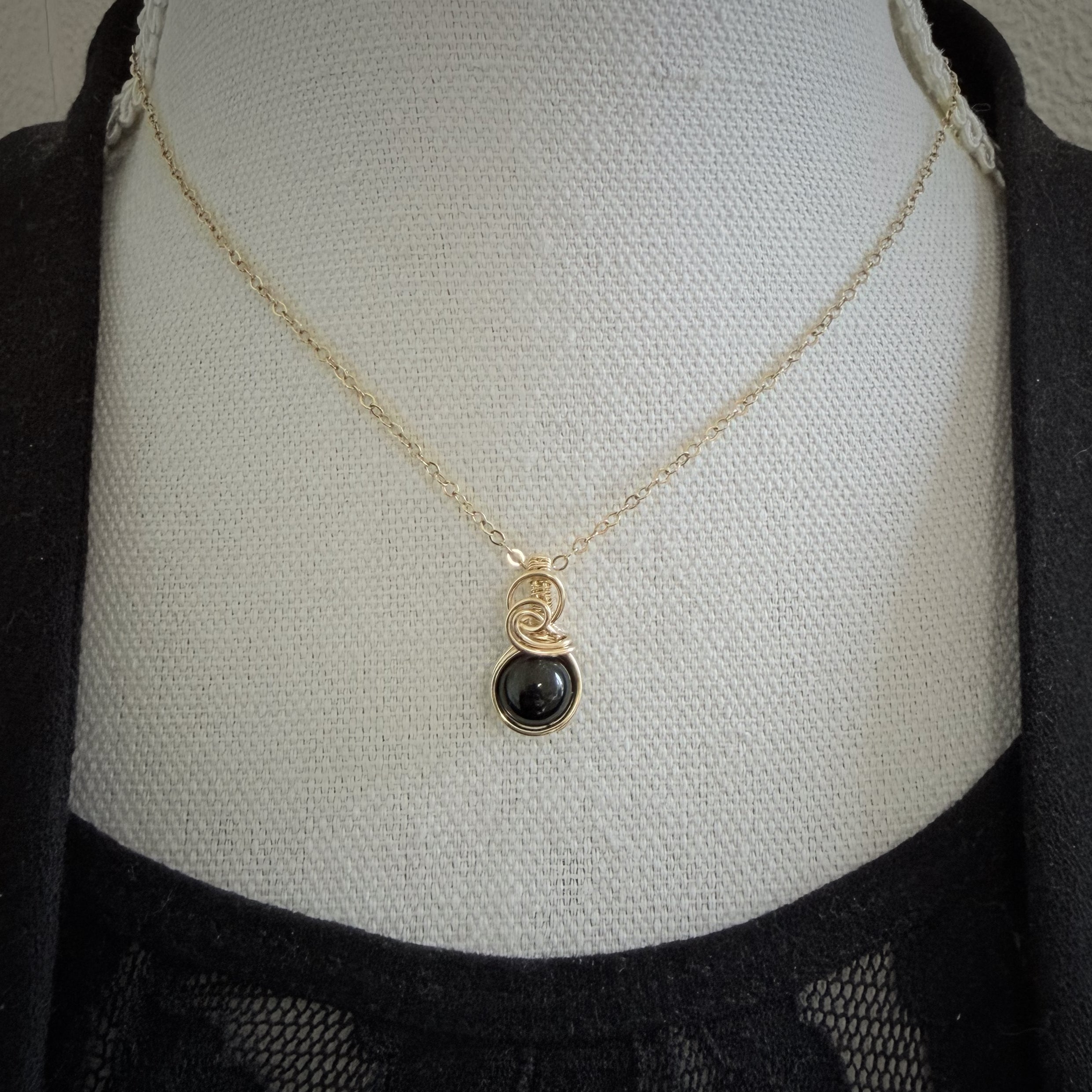 Sierlijke 14k gold filled wire wrap hanger met zwarte toermalijn