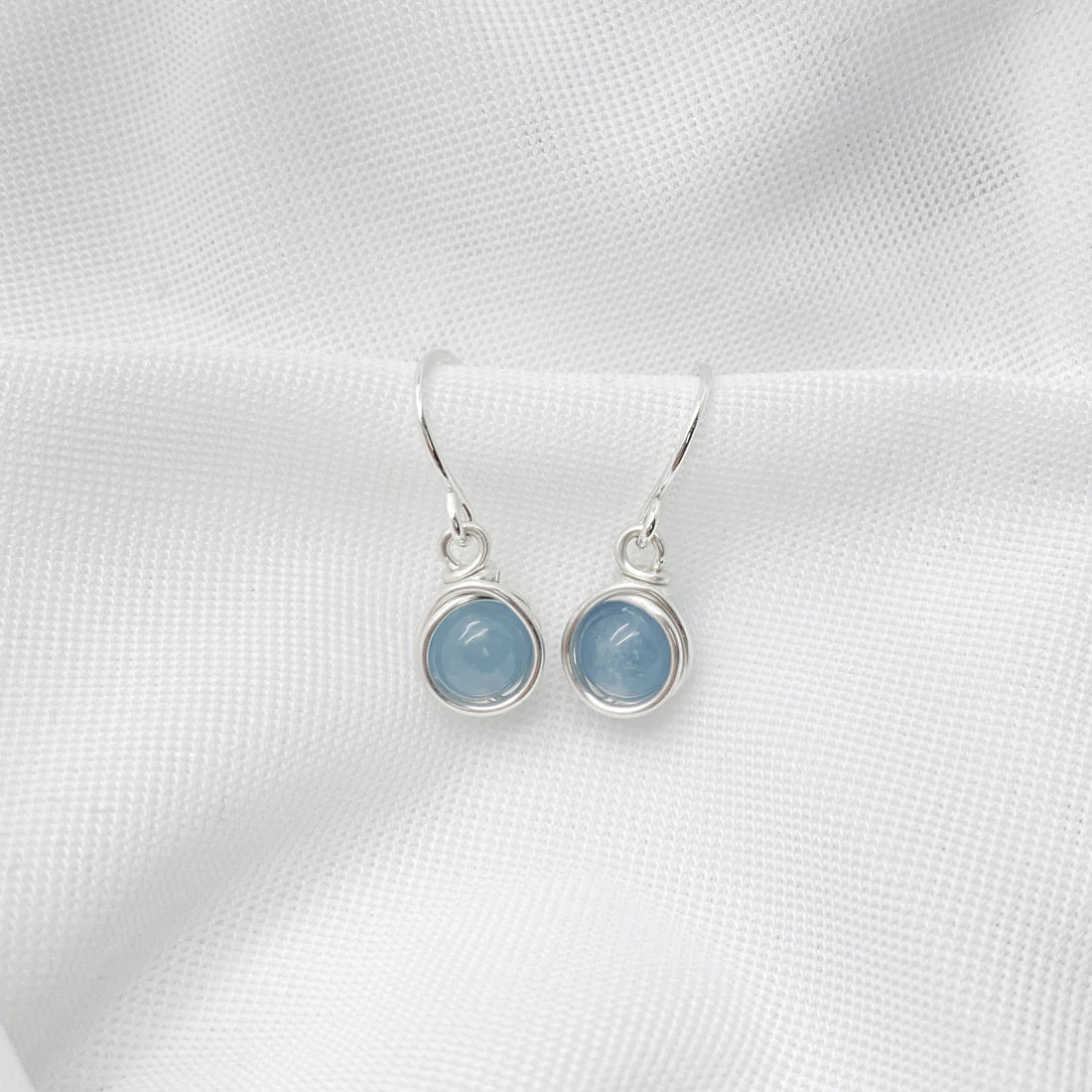 Elegante sterling zilveren oorbellen met aquamarijn edelsteen, perfect voor elke gelegenheid.