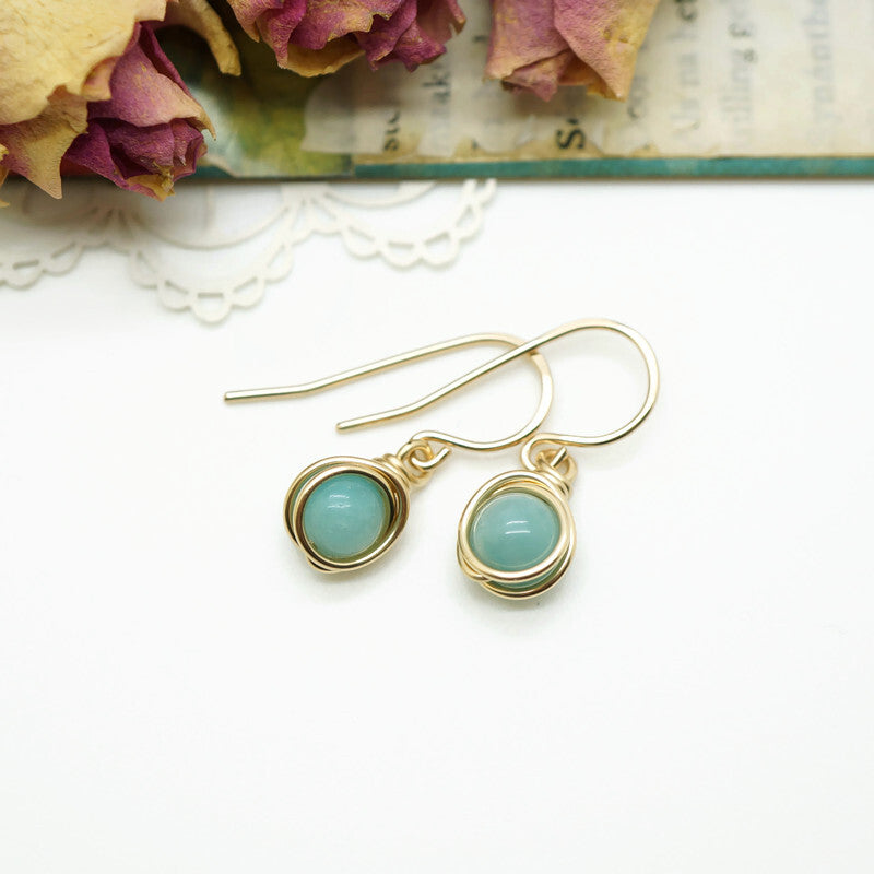 Liggend paar 14k gold filled oorbellen met Amazoniet in wire wrap stijl.