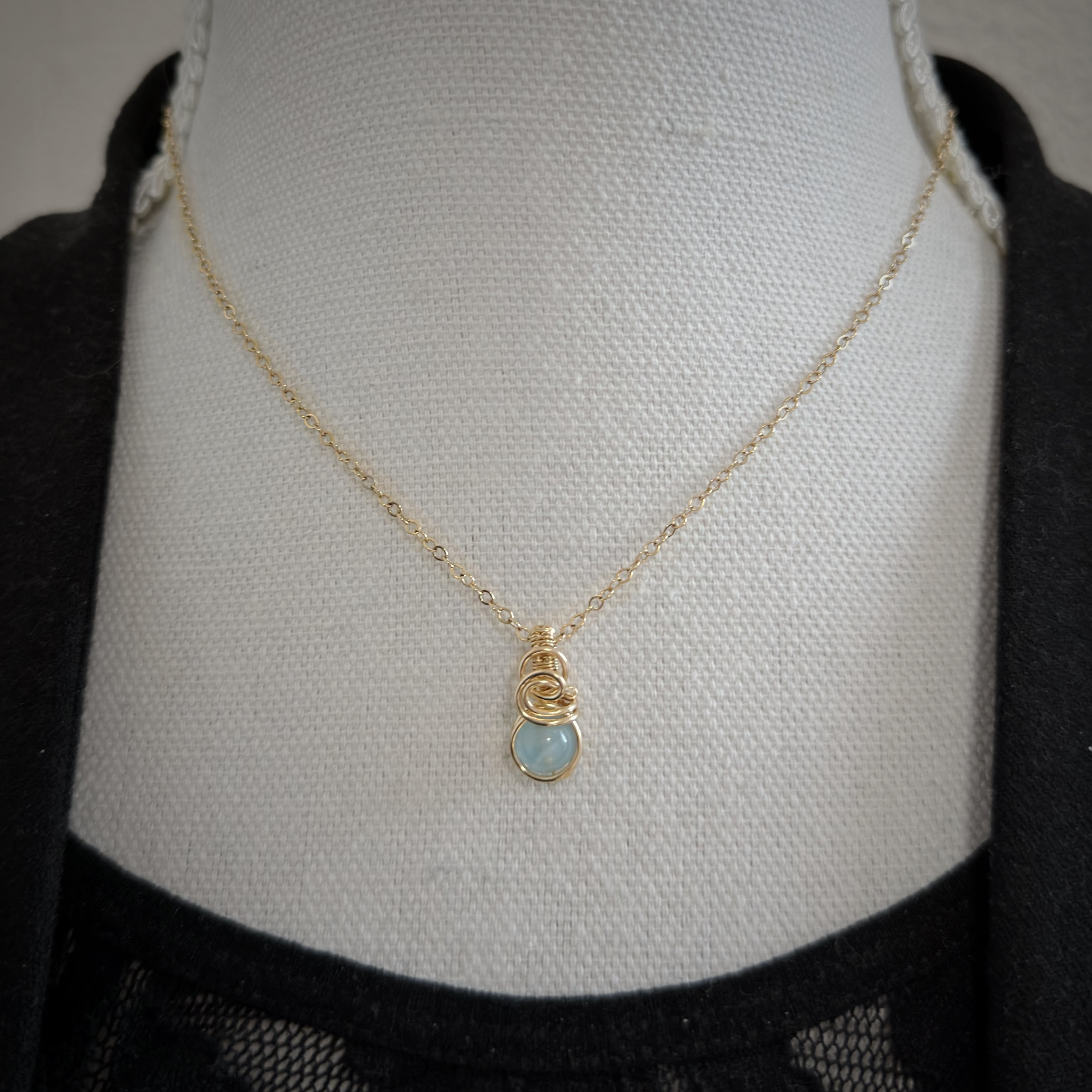 Klein sierlijk aquamarijn hangertje van 14k gold filled hangend aan een buste