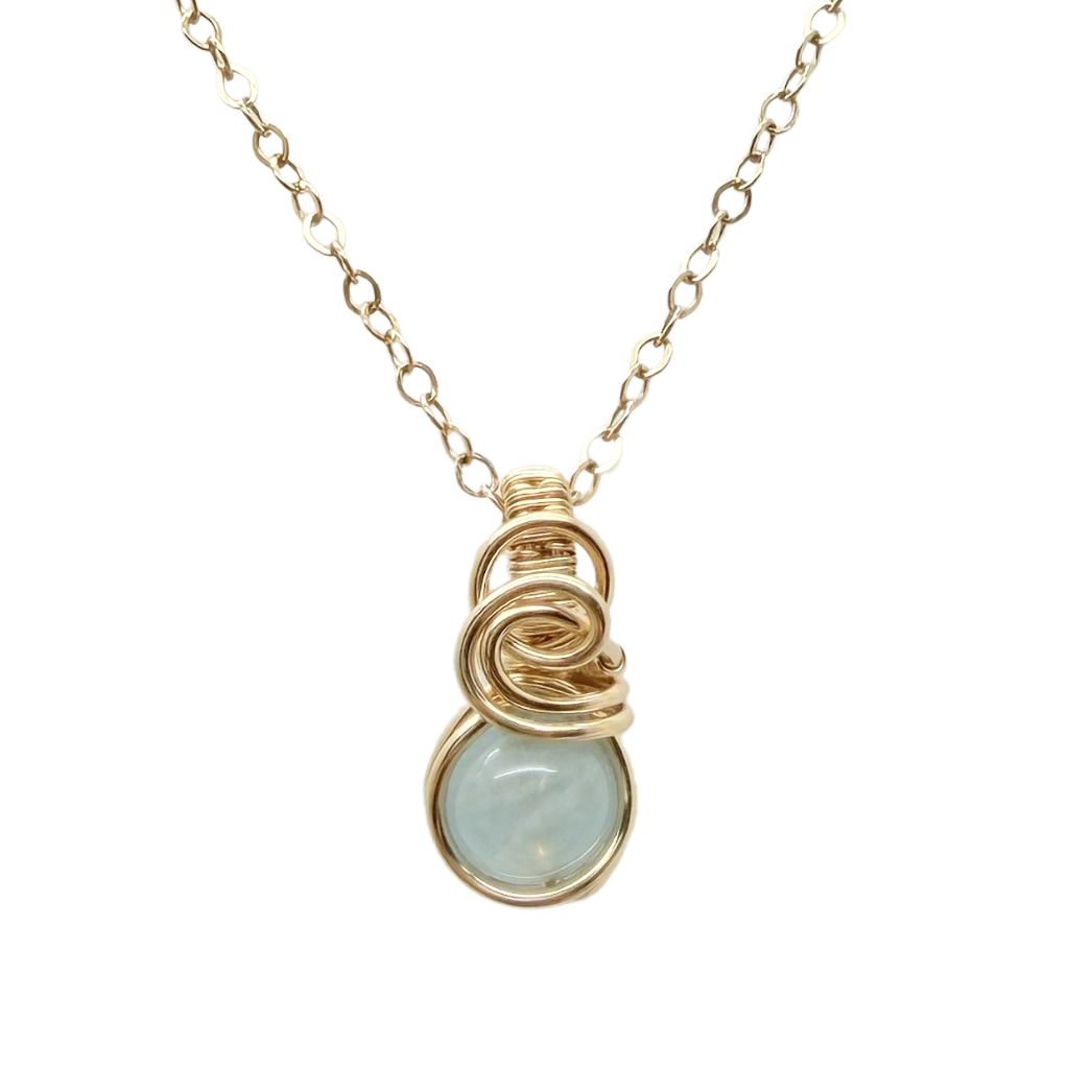 Klein sierlijk aquamarijn hangertje van 14k gold filled in close up met lichtblauwe edelsteen