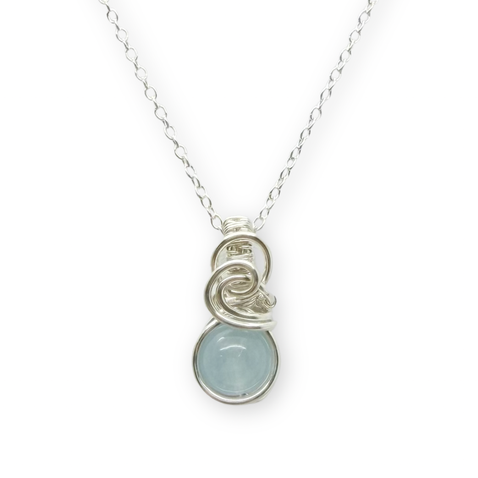 Klein sierlijk aquamarijn hangertje van zilver in close up met lichtblauwe edelsteen