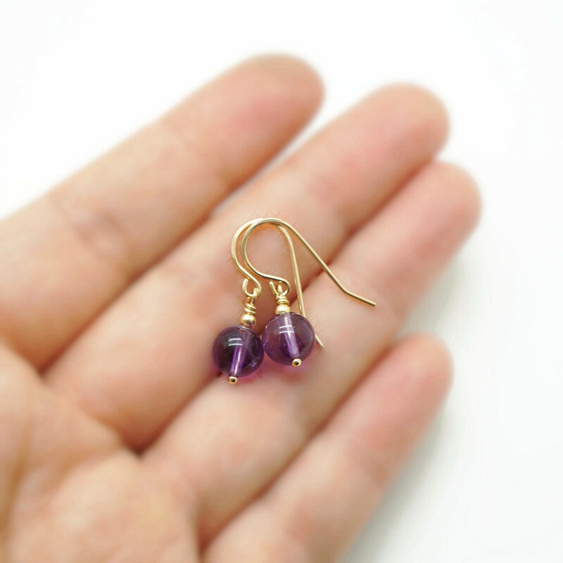 Lichtgewicht 14k gold filled oorbellen met natuurlijke amethist – handgemaakt door Atelier Blaauw.