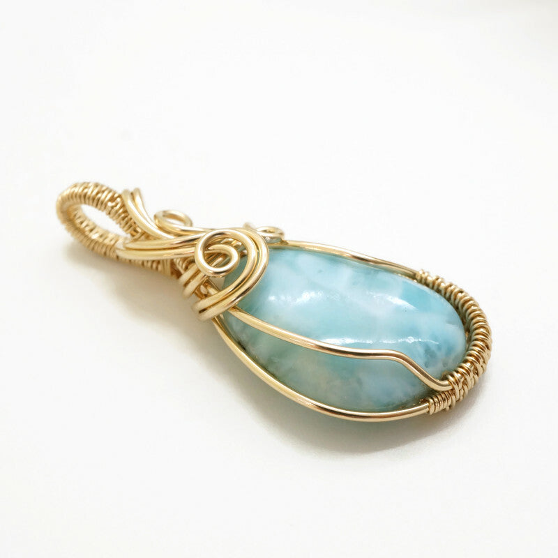 Handgemaakte larimar hanger met goudkleurige draad, rechter zijaanzicht.