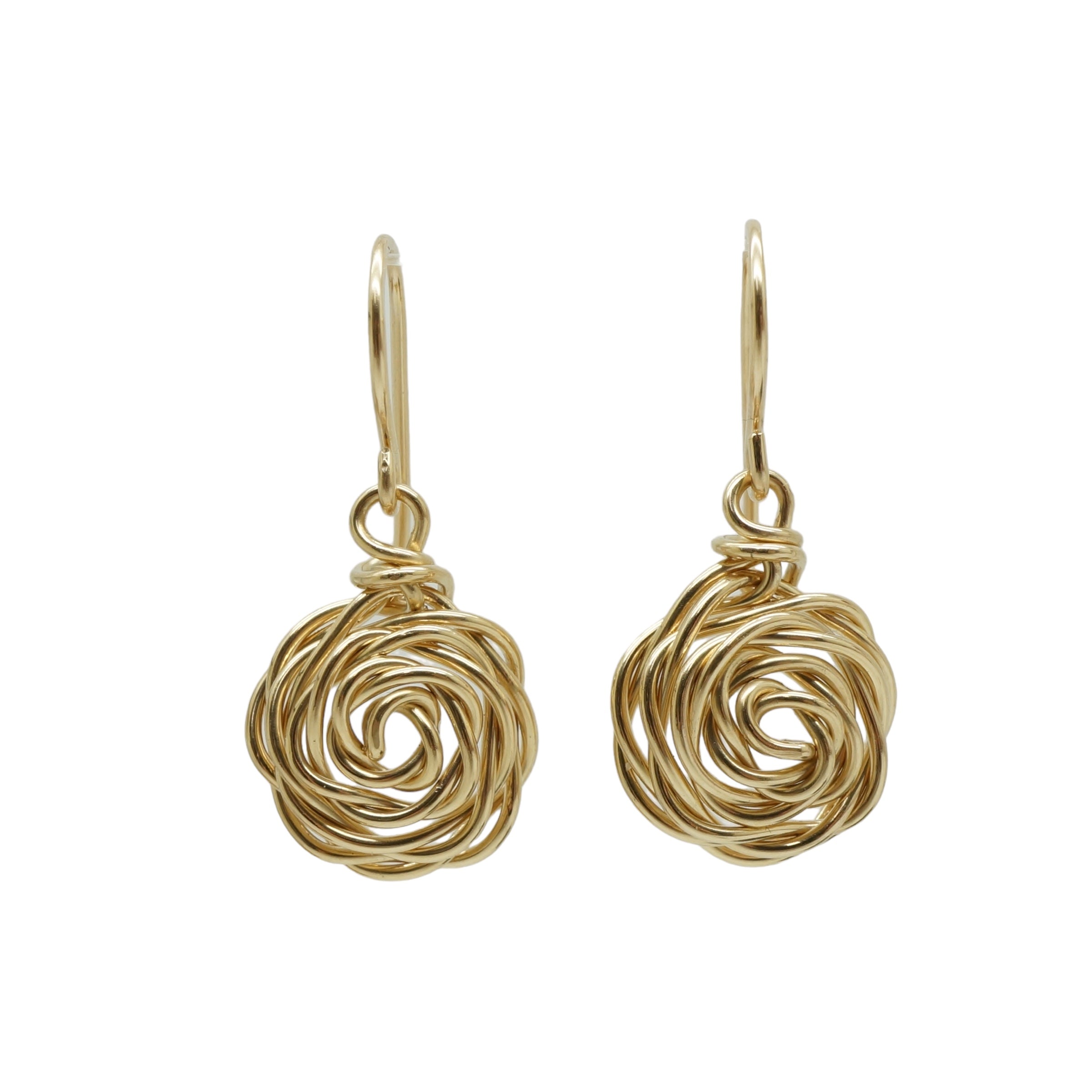 Roosvormige oorbellen van Atelier Blaauw in 14k gold-filled materiaal, gefotografeerd tegen een witte achtergrond.