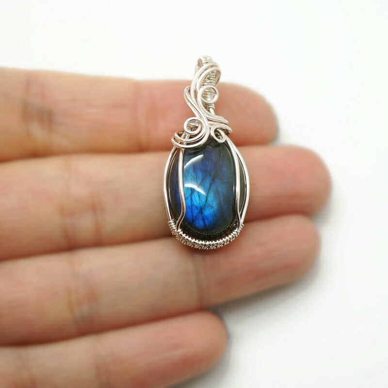 Detail van de Labradoriet steen en fijne wire wrap techniek in sterling zilver.