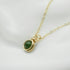 Zijaanzicht van draadgewikkelde hanger met nefriet jade in 14k gold filled draad.