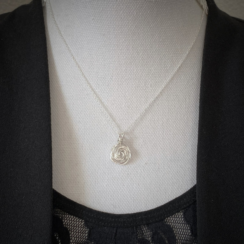 Zilveren roos ketting gedragen – handgemaakt sieraad van Atelier Blaauw.