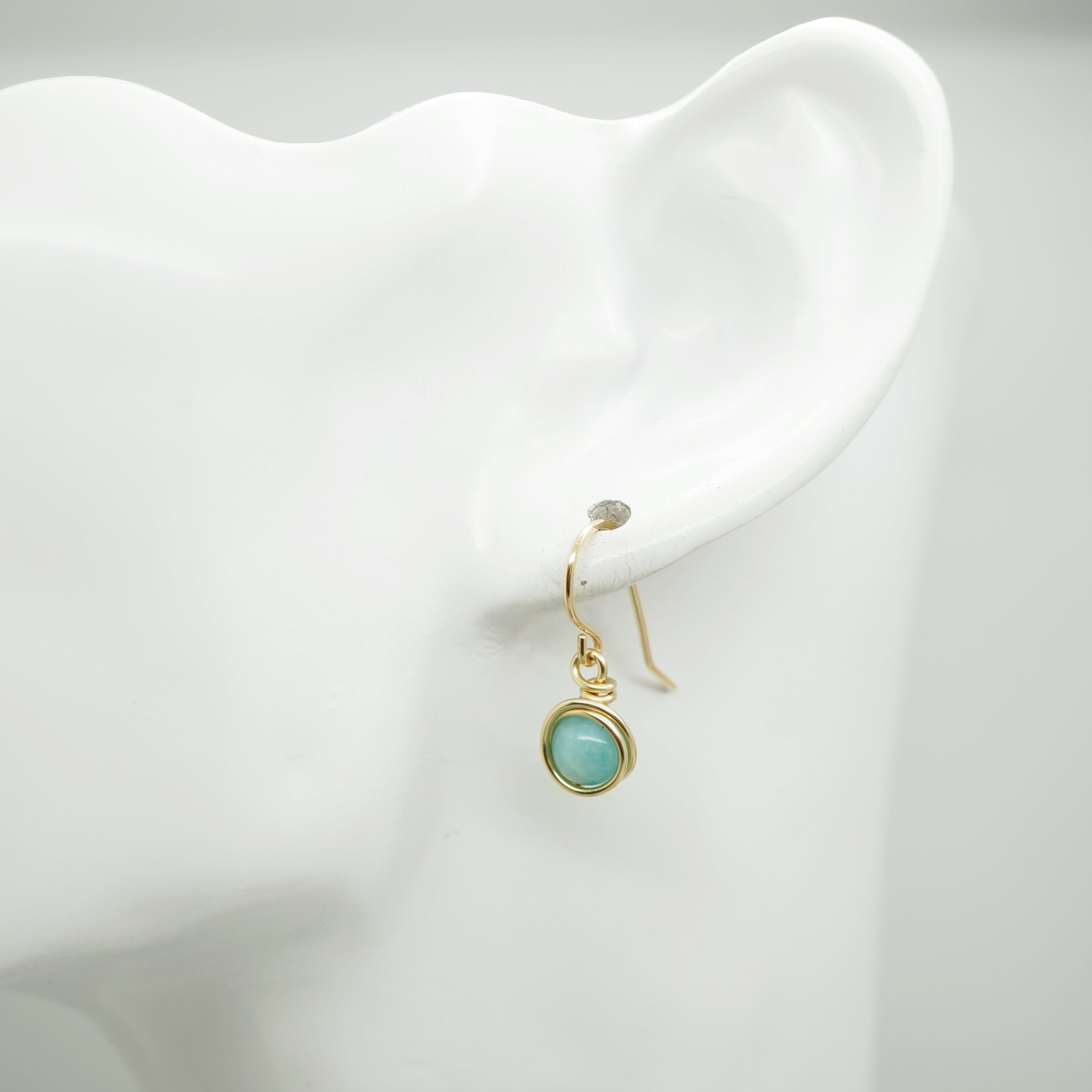 Draagvoorbeeld van 14k gold filled wire wrap oorbellen met Amazoniet.