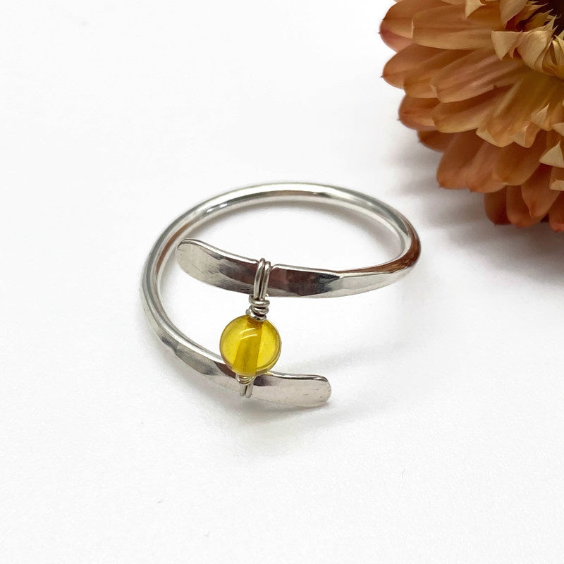 Zilveren Ring Met Een Okergele Barnsteen