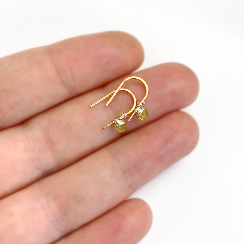 14K Gold Filled Oorbellen Met Peridoot Gewikkeld In Zilver