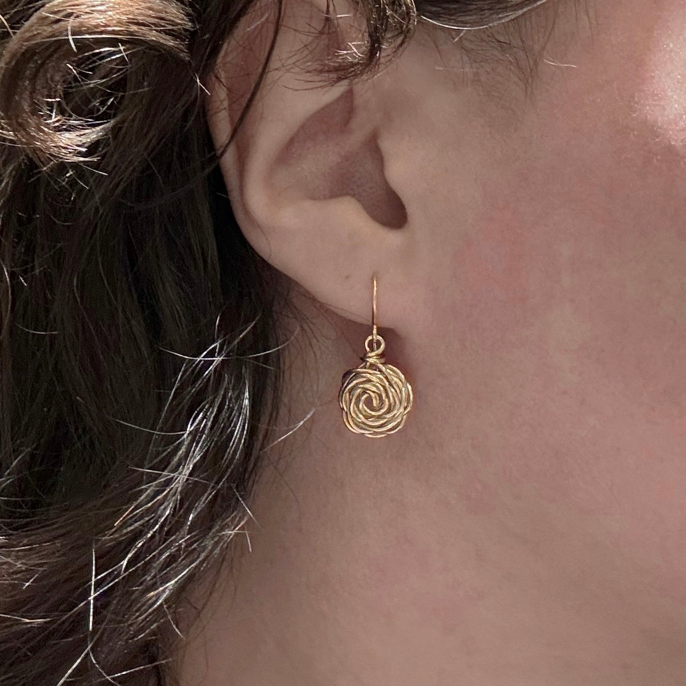 Draagfoto van elegante 14k gold-filled roos oorbellen, perfect voor een vrouwelijke look.