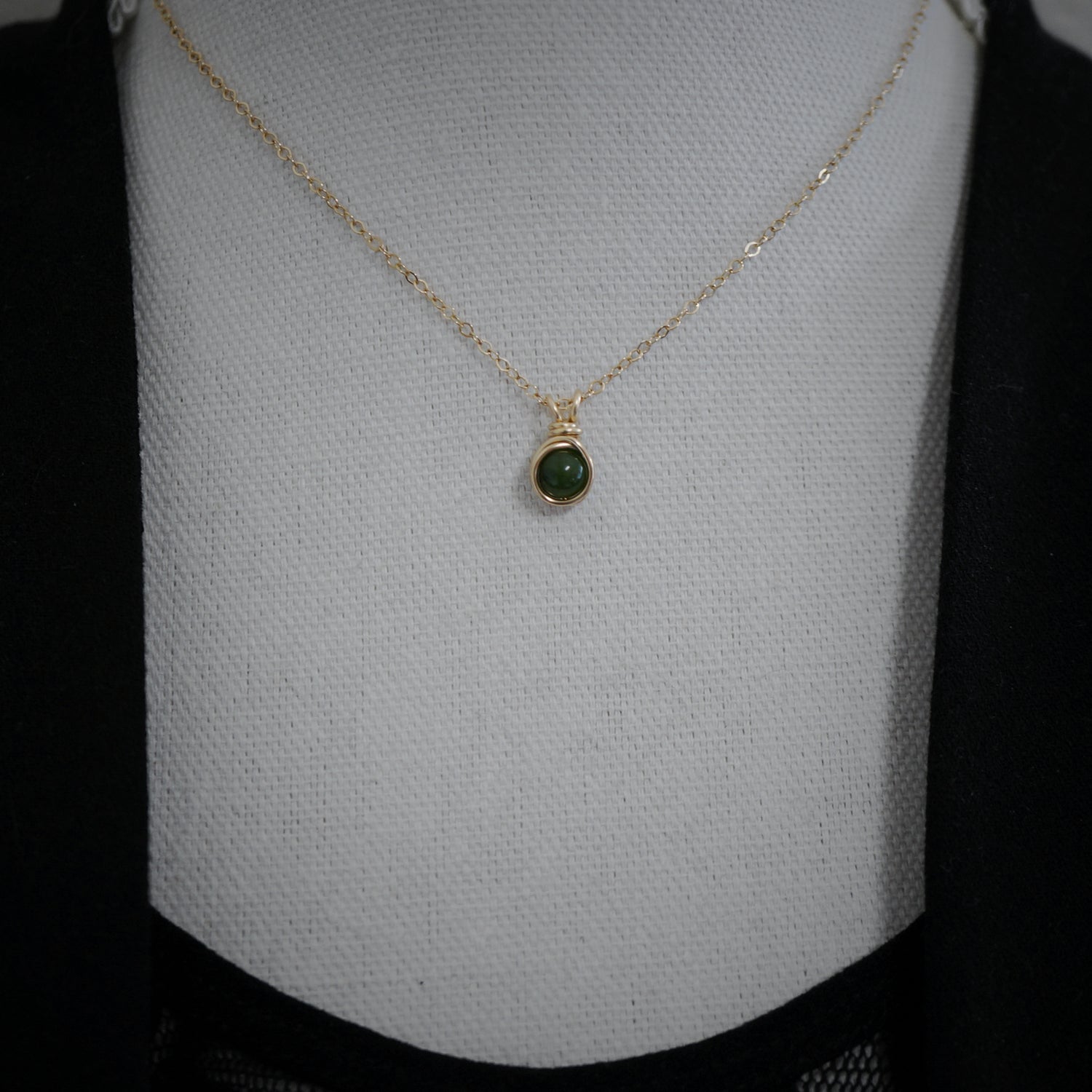Handgemaakte nefriet jade ketting gedragen – elegant en natuurlijk sieraad van Atelier Blaauw.