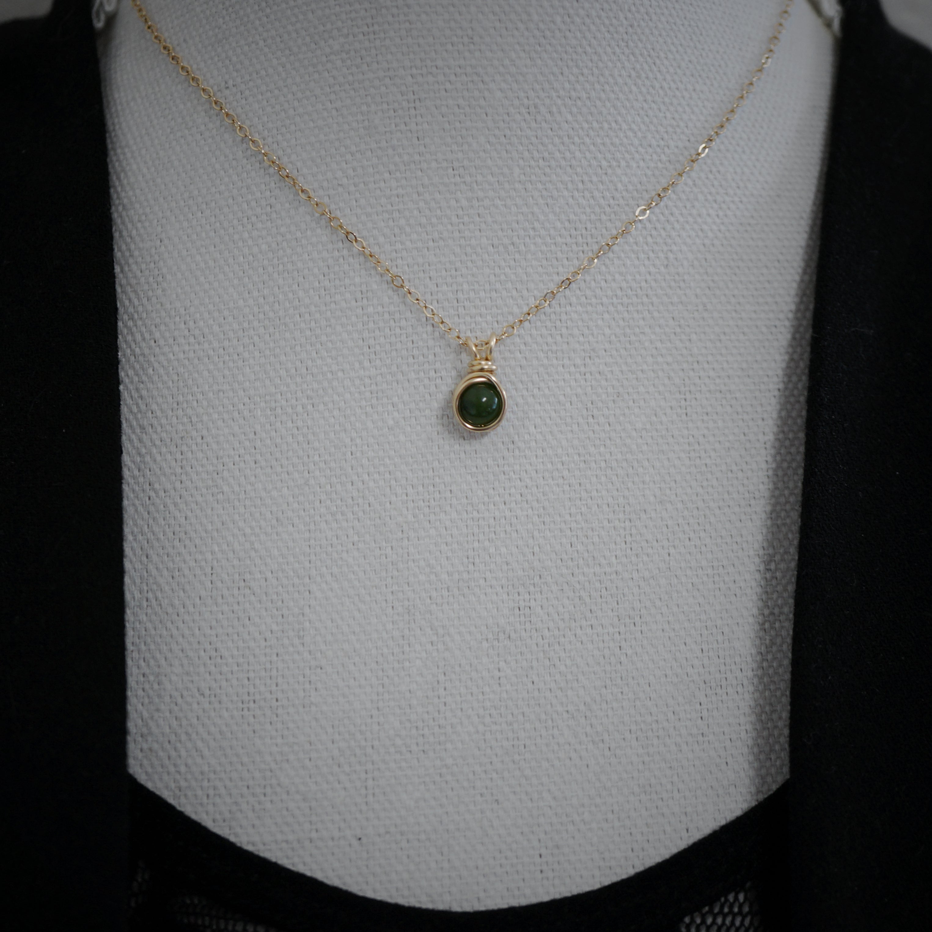 Handgemaakte nefriet jade ketting gedragen – elegant en natuurlijk sieraad van Atelier Blaauw.