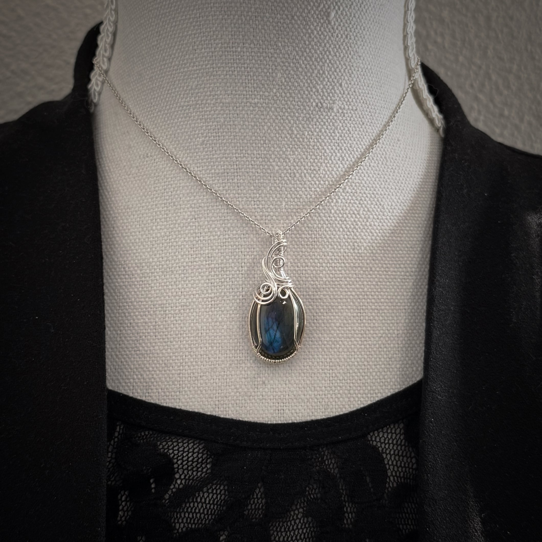 Zilveren hanger met Labradoriet aan een ketting, als draagvoorbeeld.