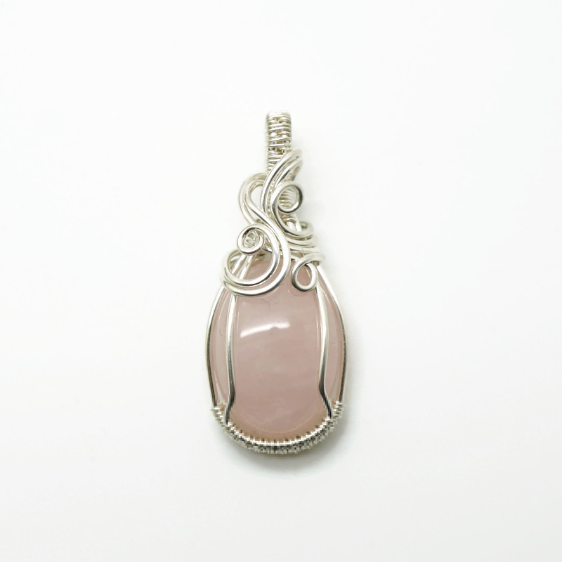 Sterling zilveren hanger met rozenkwarts, recht van voren gefotografeerd op witte achtergrond.
