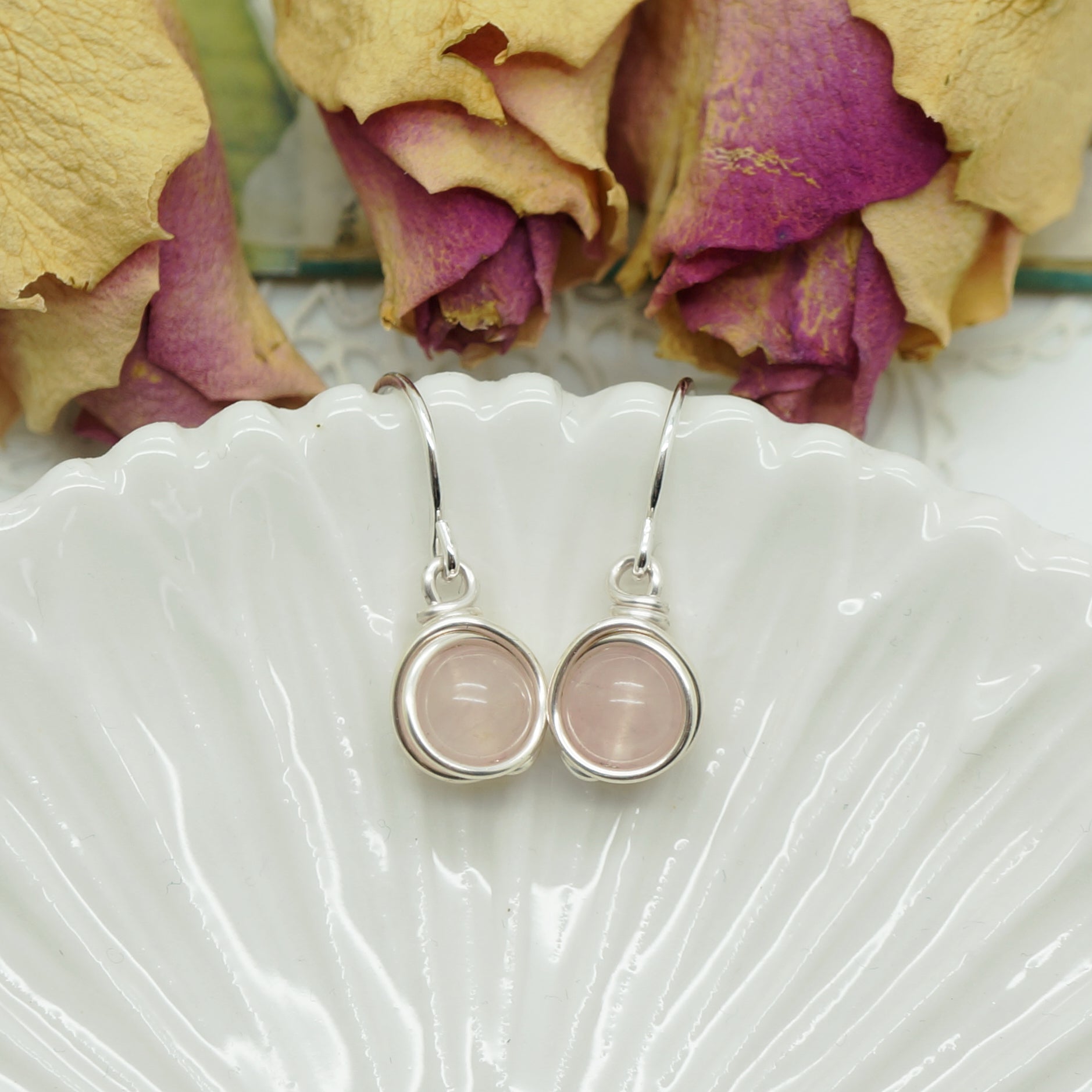 Sterling zilveren oorbellen met rozenkwarts, handgemaakt door Atelier Blaauw.