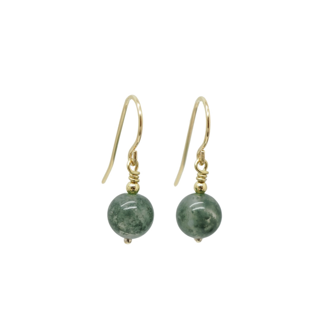 Duurzame handgemaakte oorbellen met 14k gold filled draad en groene mosagaat.