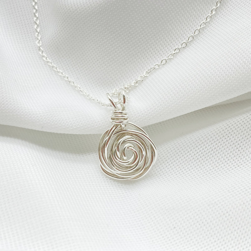 Zilveren ketting met handgemaakte roos hanger van Atelier Blaauw – vooraanzicht.