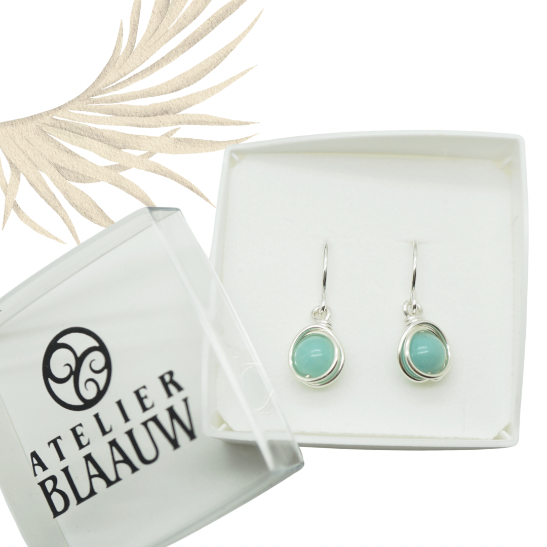 Handgemaakte sterling zilveren Amazoniet oorbellen in sierlijk cadeaudoosje van Atelier Blaauw.