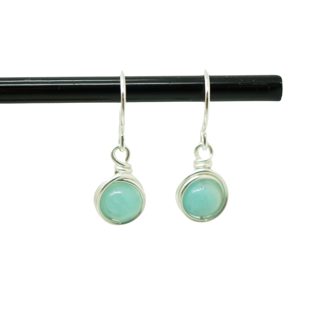 Vooraanzicht van Amazoniet oorbellen in zilver aan display-stokje, handgemaakt door Atelier Blaauw.