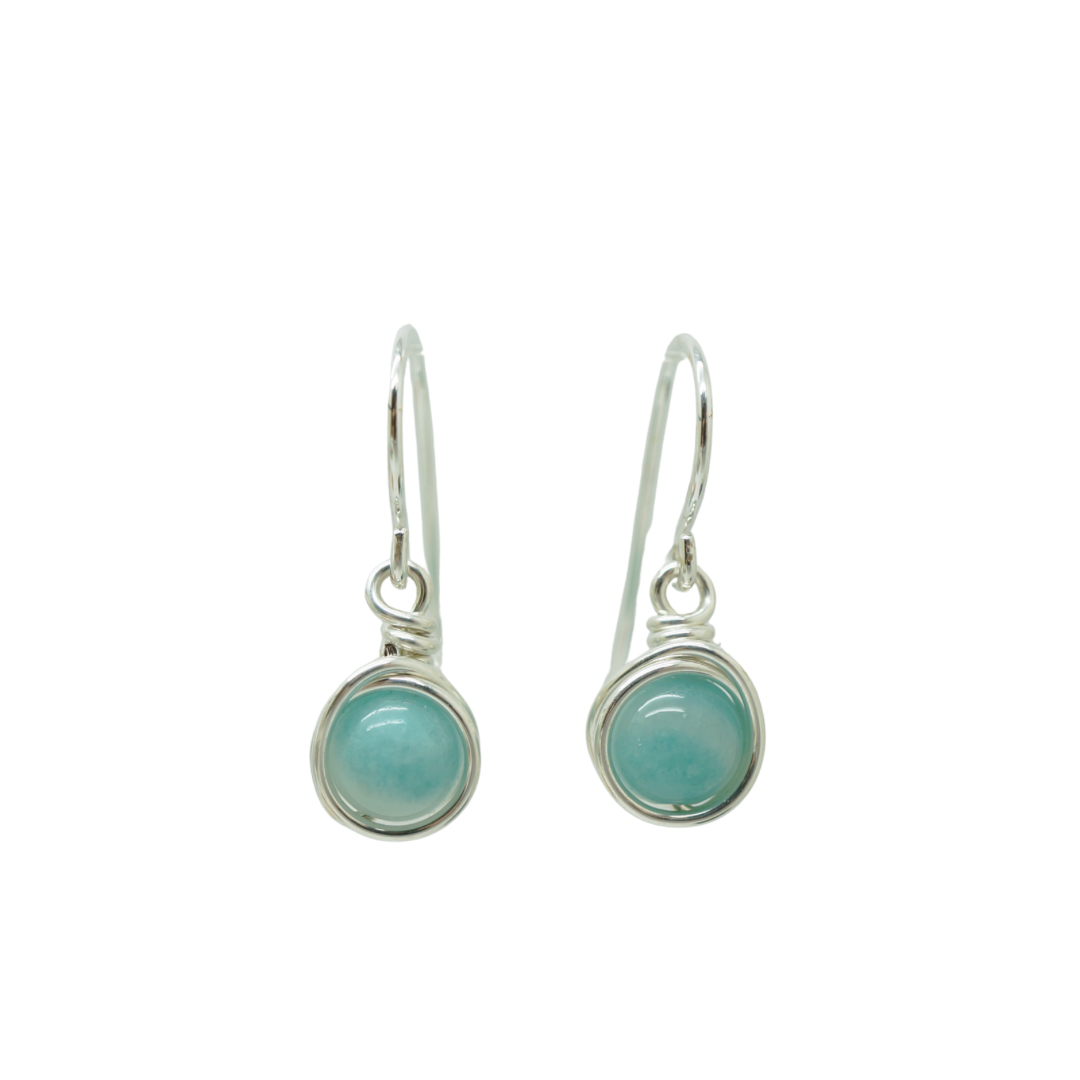 Vooraanzicht van sterling zilveren oorbellen met zachte blauwe Amazoniet op witte achtergrond, Atelier Blaauw.
