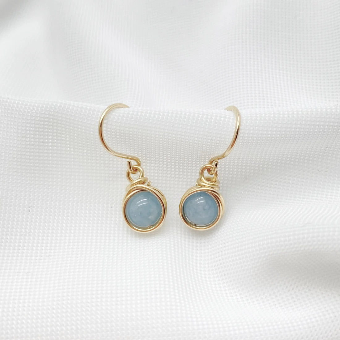 Handgemaakte 14k gold filled oorbellen met glad geslepen Aquamarijn, ontworpen door Atelier Blaauw.