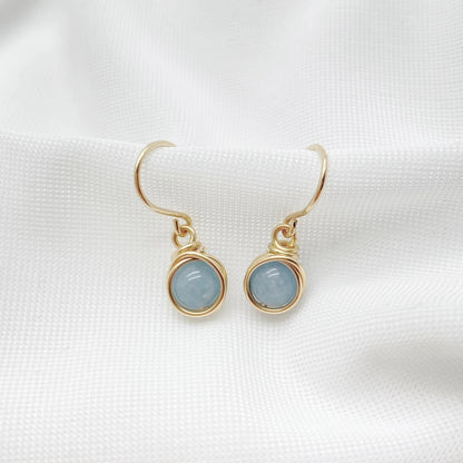 Handgemaakte 14k gold filled oorbellen met glad geslepen Aquamarijn, ontworpen door Atelier Blaauw.