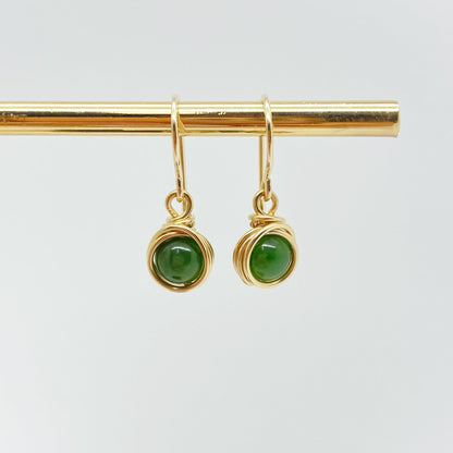 Vooraanzicht van 14k gold filled oorbellen met donkergroene nefriet jade edelstenen