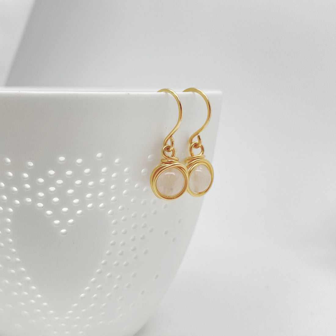 Handgemaakte 14K gold filled oorbellen met rozenkwarts, elegant en lichtroze glanzend.
