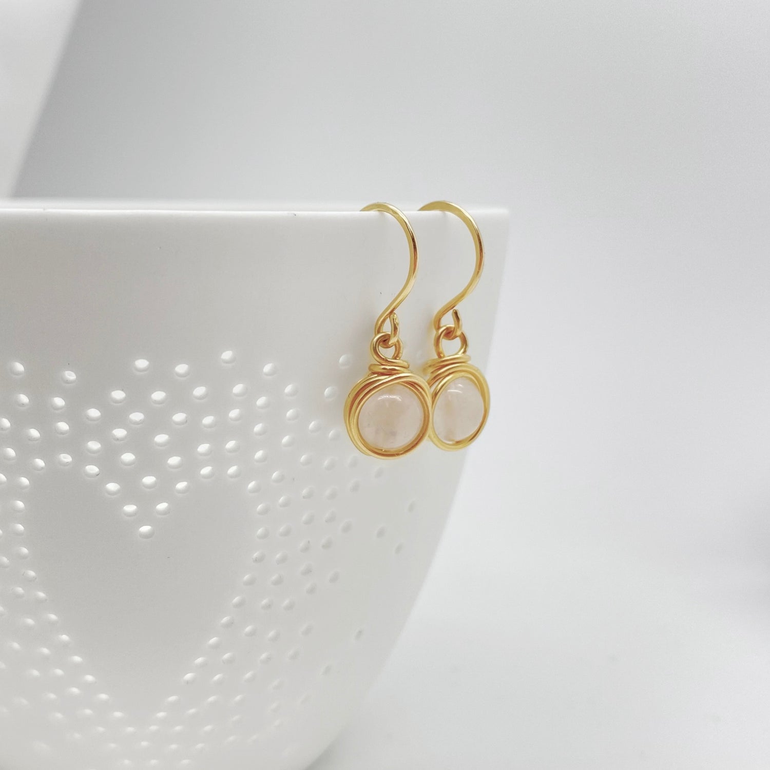 Handgemaakte 14K gold filled oorbellen met rozenkwarts, elegant en lichtroze glanzend.