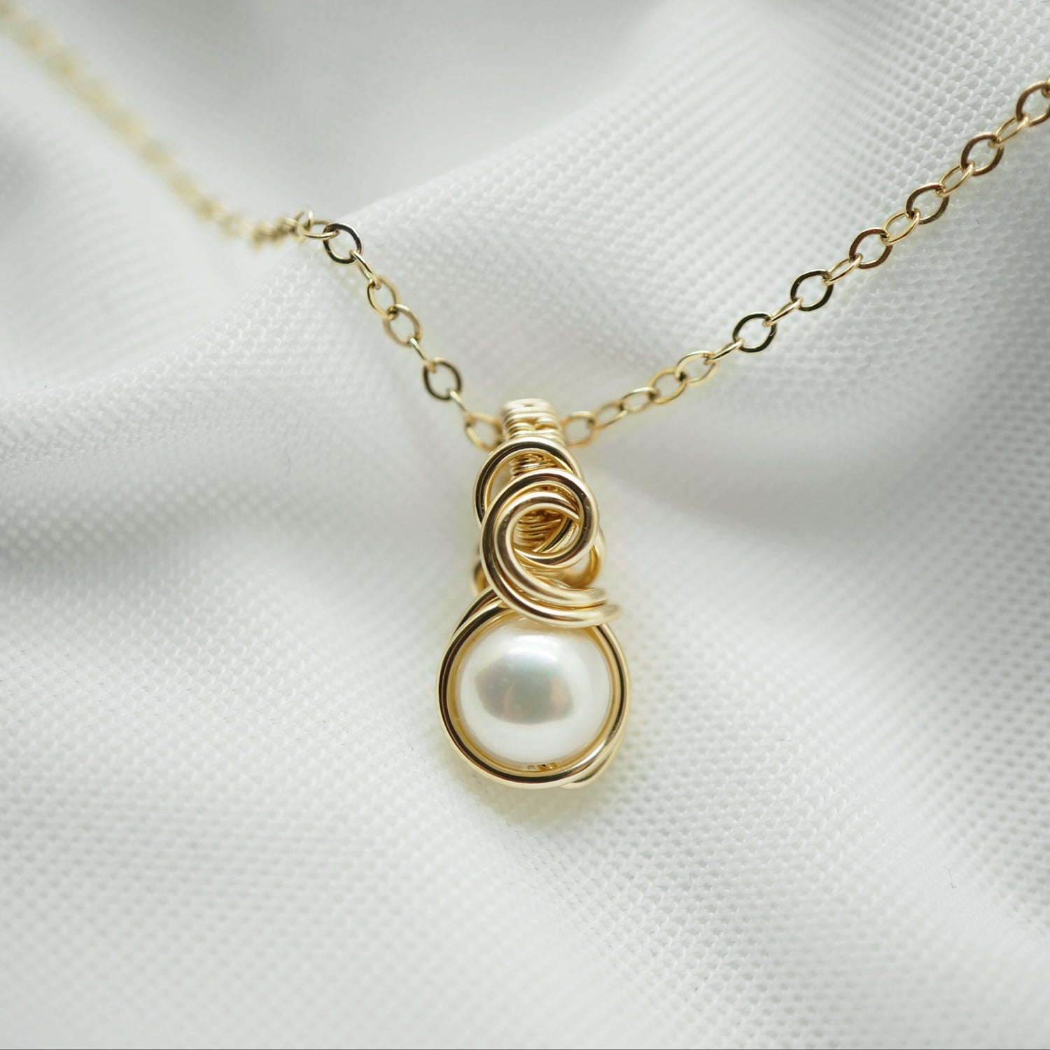 Handgemaakte 14k gold filled wire wrap hanger met creme zoetwaterparel.