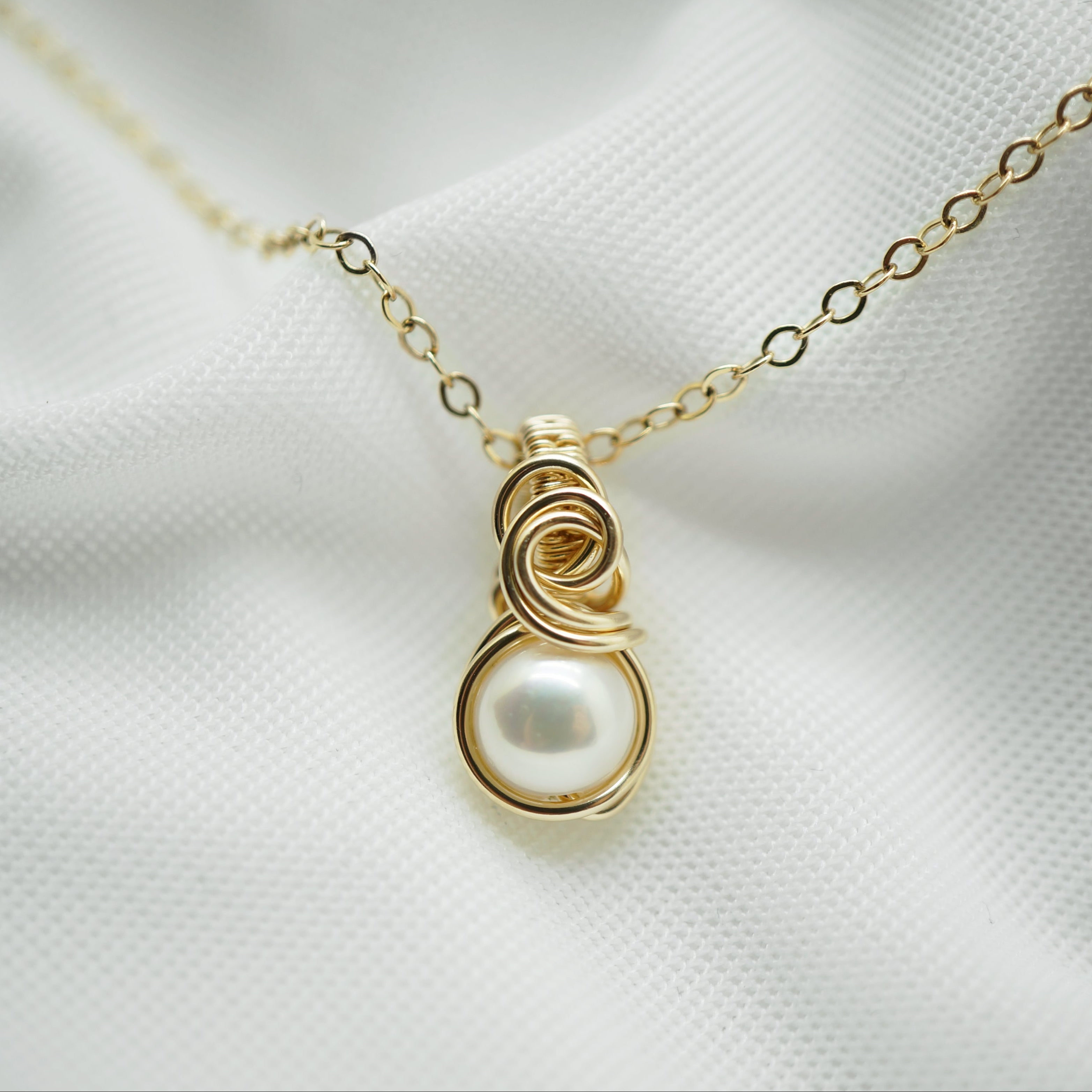Handgemaakte 14k gold filled wire wrap hanger met creme zoetwaterparel.