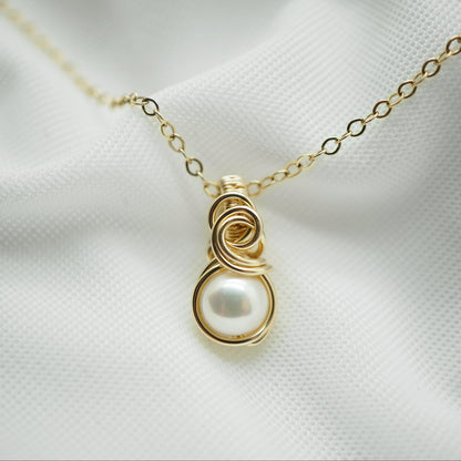 Handgemaakte 14k gold filled wire wrap hanger met creme zoetwaterparel.