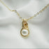 Handgemaakte 14k gold filled wire wrap hanger met creme zoetwaterparel.