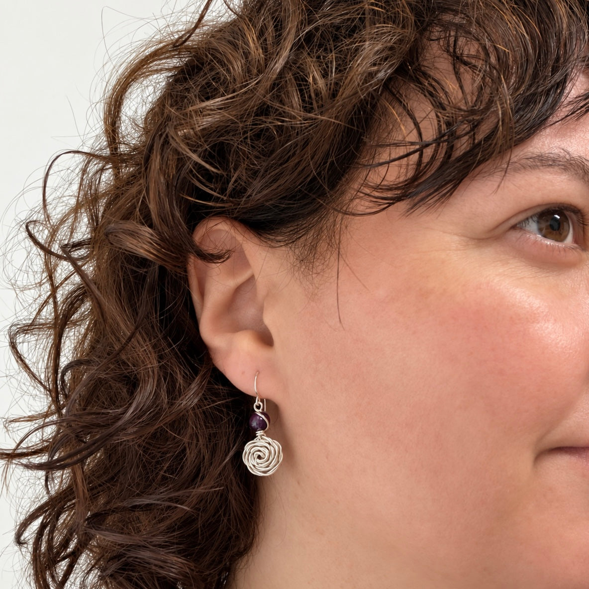 Zilveren roos oorbellen met amethist
