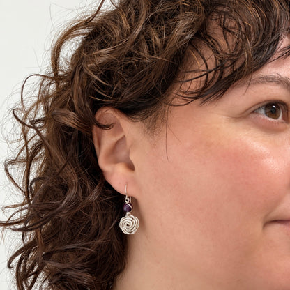 Zilveren roos oorbellen met amethist