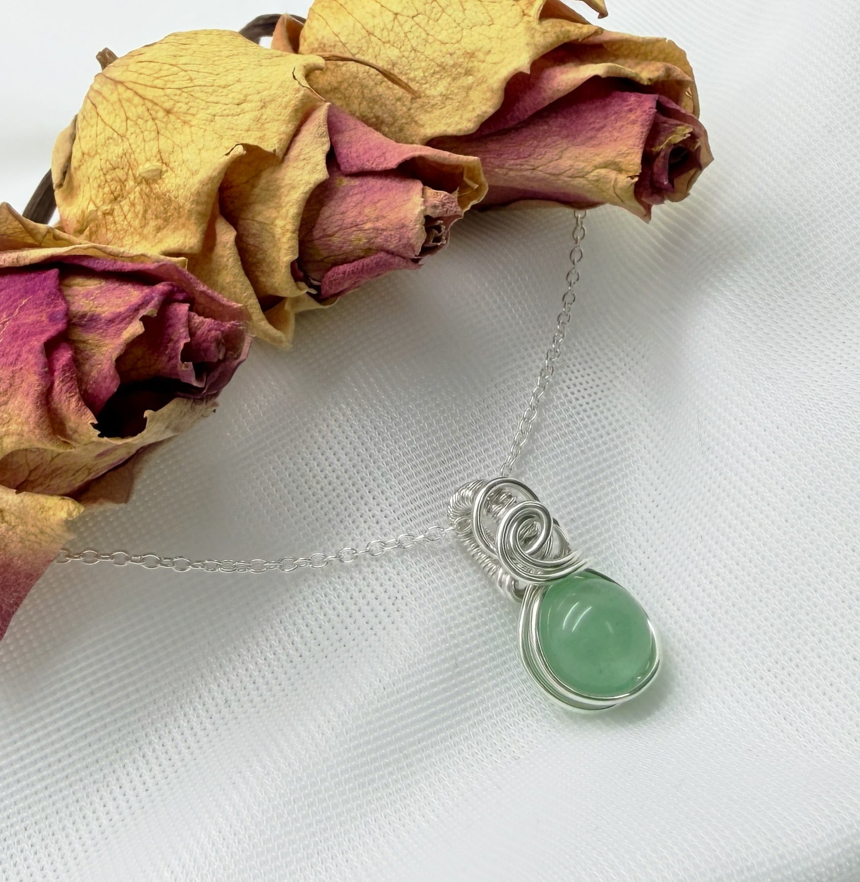 Sierlijke sterling zilveren wire wrap hanger met groene aventurijn