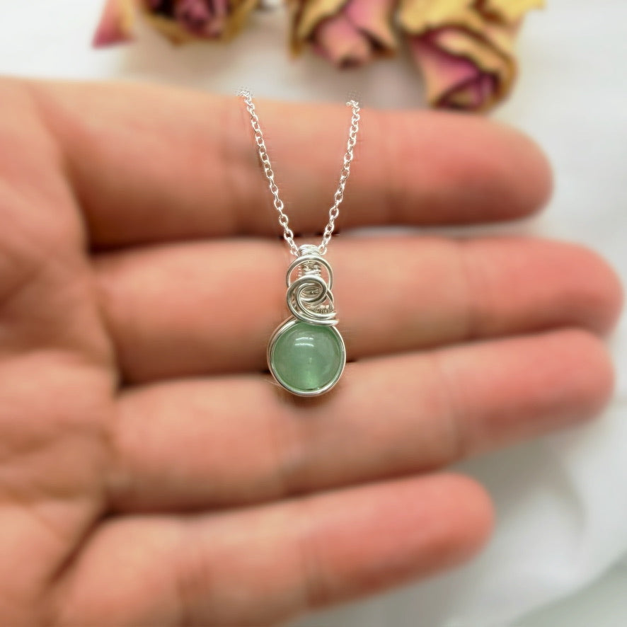 Sierlijke sterling zilveren wire wrap hanger met groene aventurijn