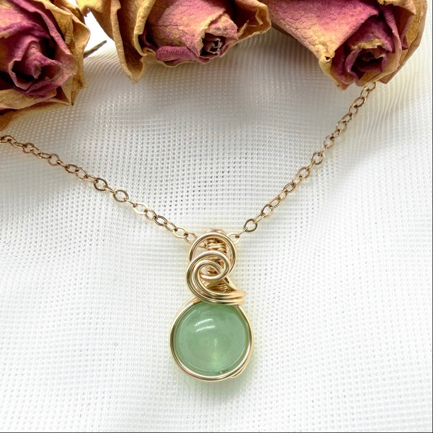 Sierlijke 14k gold filled wire wrap hanger met groene aventurijn