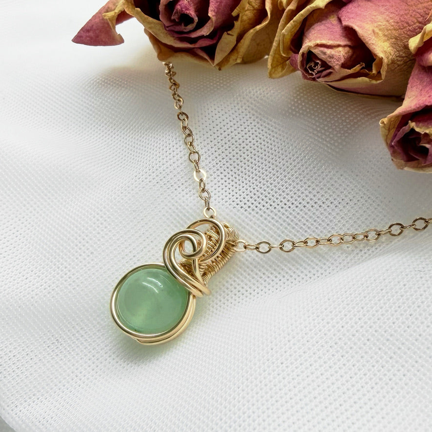 Sierlijke 14k gold filled wire wrap hanger met groene aventurijn
