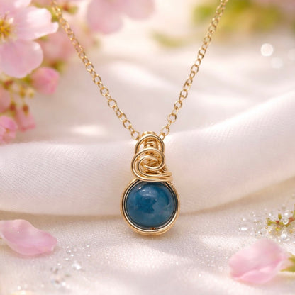 Sierlijke 14k gold filled wire wrap hanger met apatiet