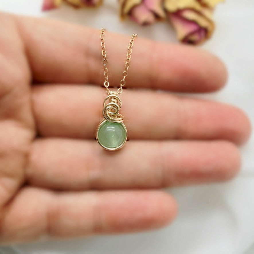 Sierlijke 14k gold filled wire wrap hanger met groene aventurijn