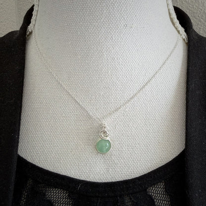Sierlijke sterling zilveren wire wrap hanger met groene aventurijn