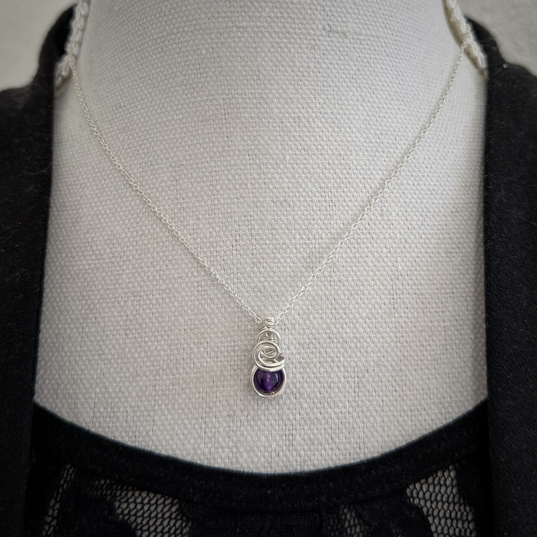 Kleine sierlijke amethist hanger van sterling zilver