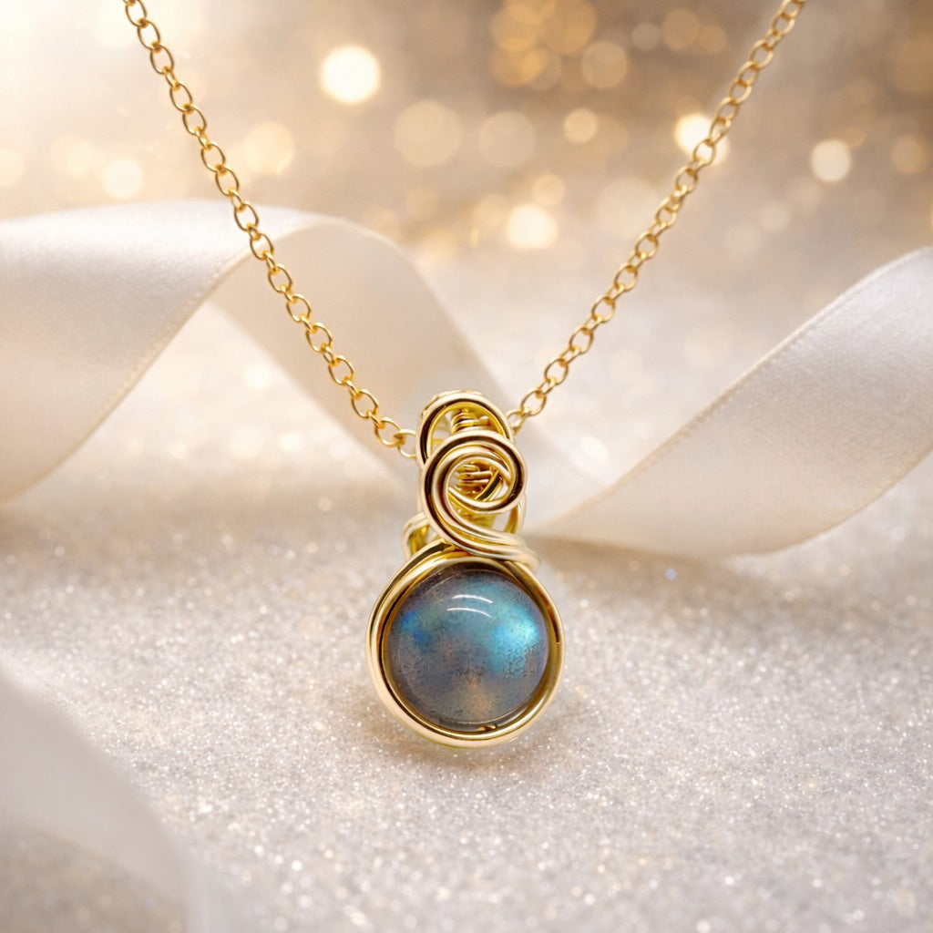 Gouden hanger met labradoriet op sjieke achtergrond