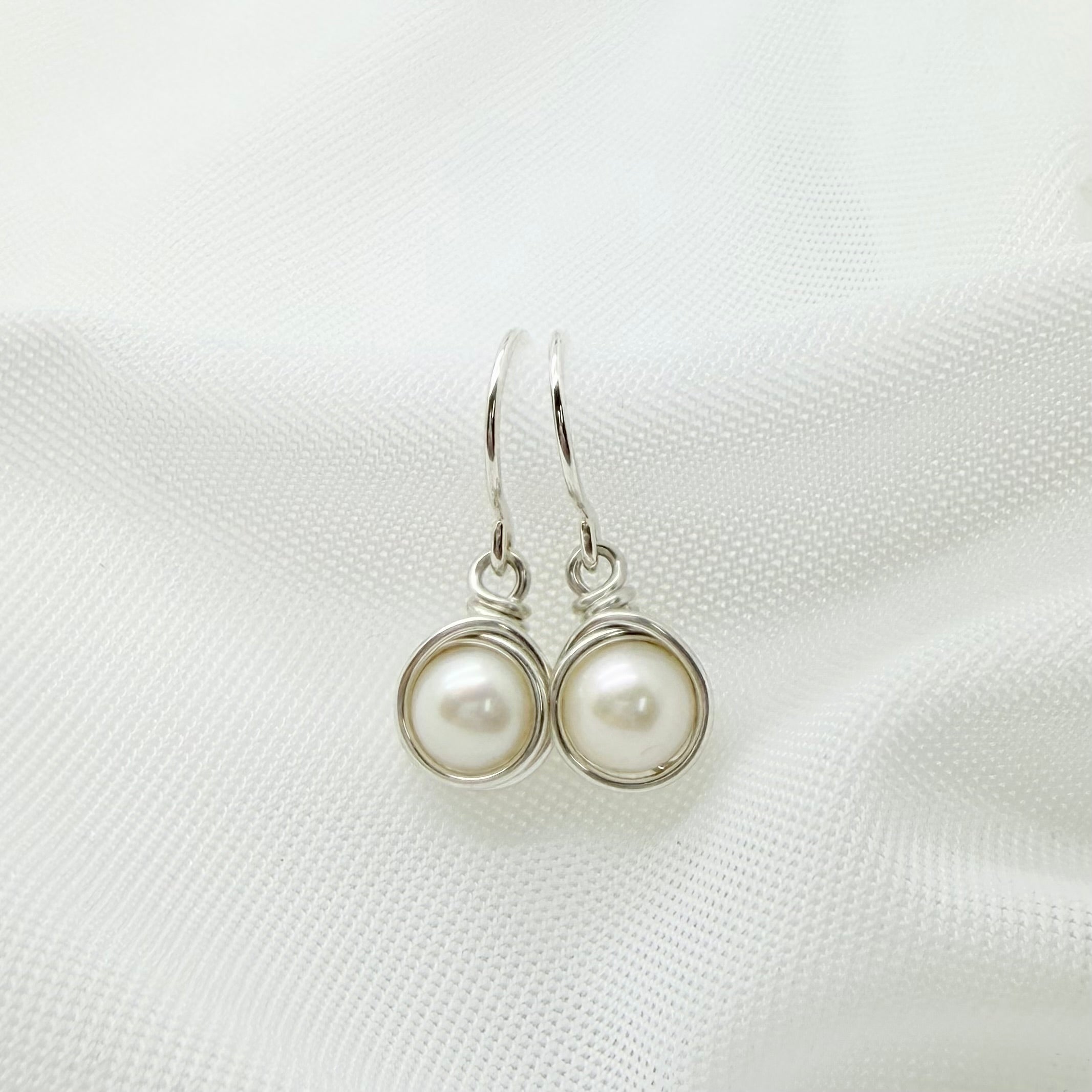 Zilveren oorbellen met zoetwaterparel