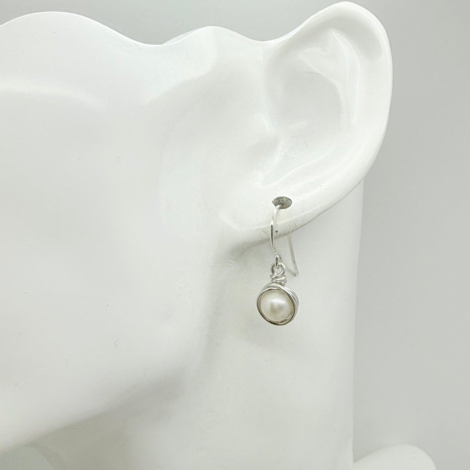 Zilveren oorbellen met zoetwaterparel
