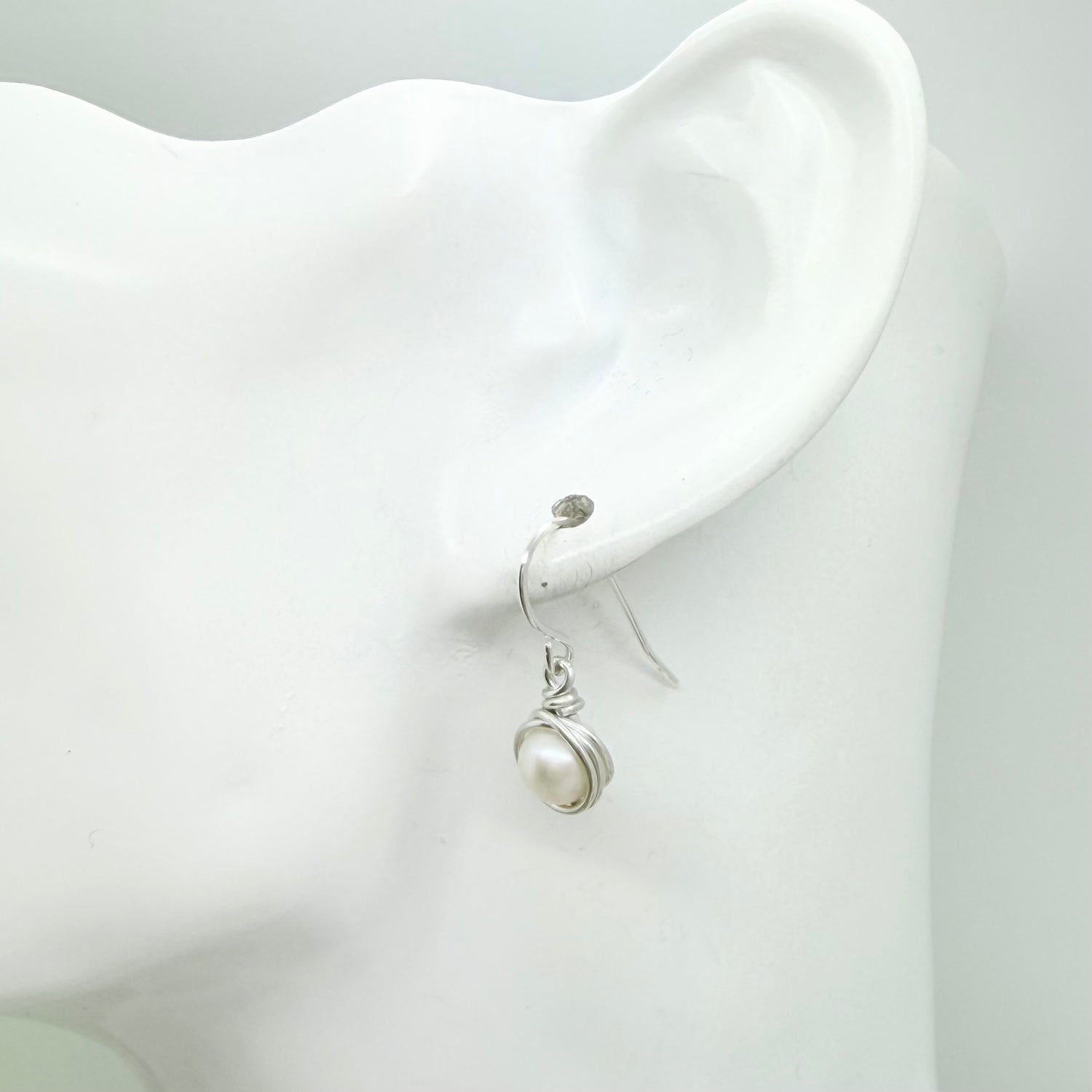 Zilveren oorbellen met zoetwaterparel
