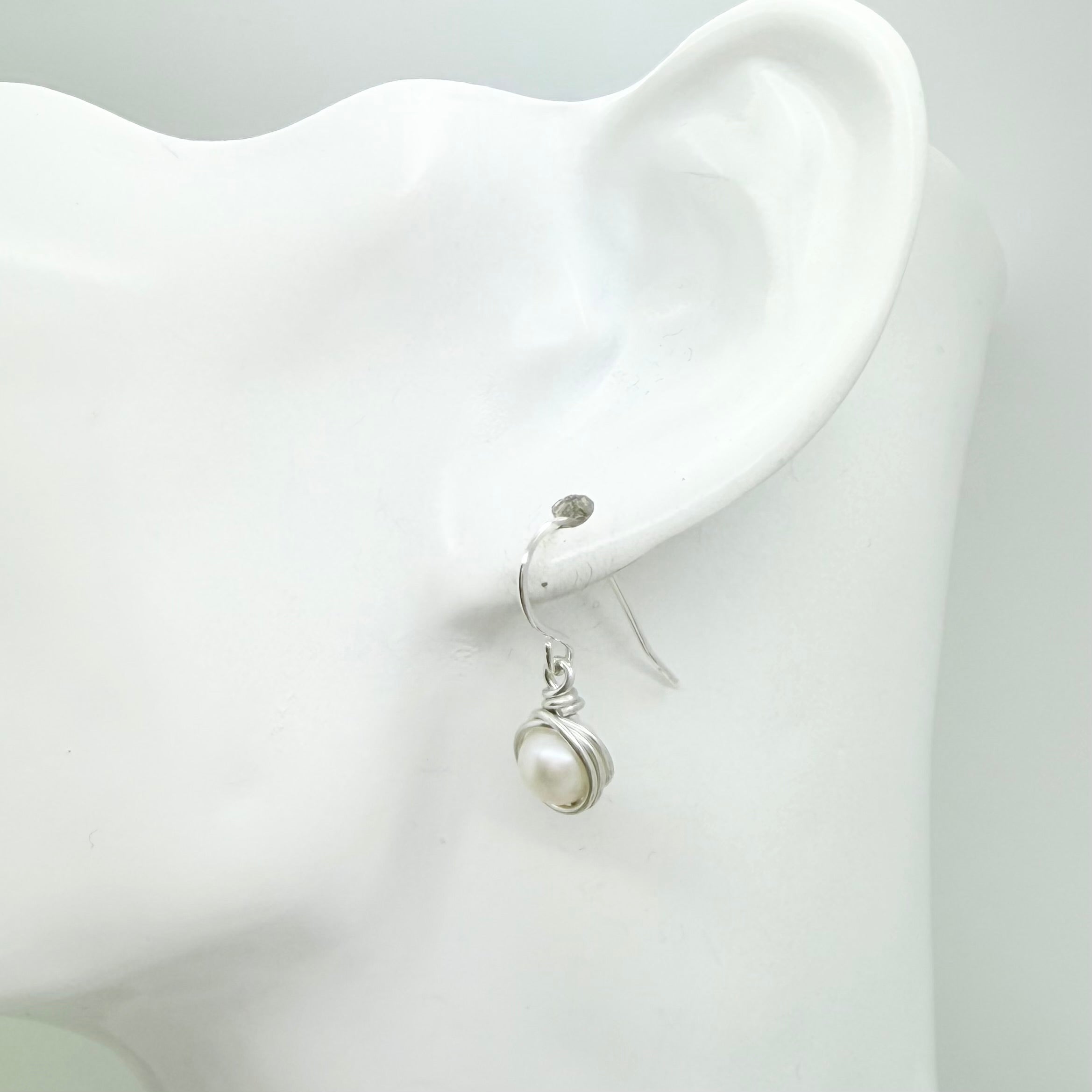 Zilveren oorbellen met zoetwaterparel
